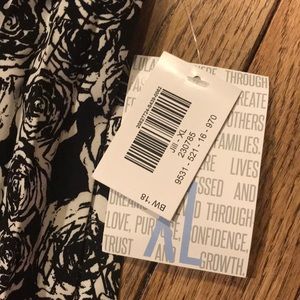 LuLaRoe Skirts - BNWT Lularoe Black and White Rose Jill Skirt LuLaRoe Skirts - BNWT Lularoe Black and White Rose Jill Skirt
